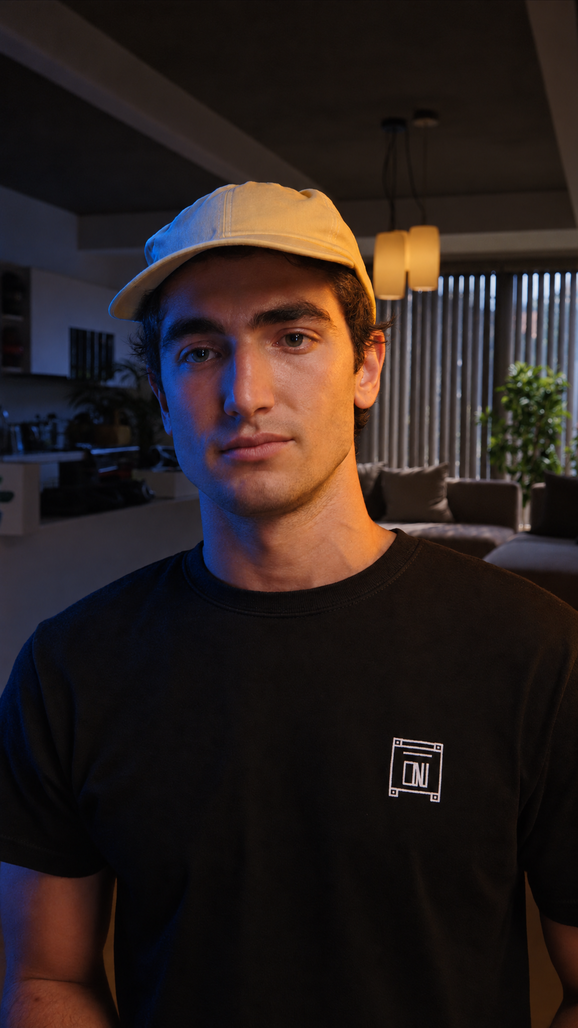 Luca, personagem da marca, com boné bege e camiseta preta.